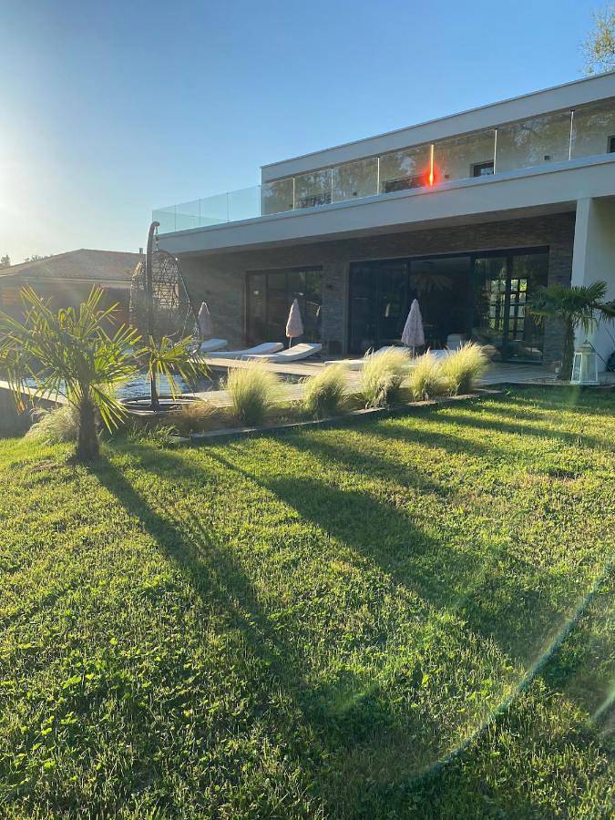 Maison de vacances pour 8 personnes, avec Balcon et Terrasse ainsi que Jardin et Piscine à Léognan