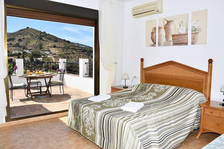 Villa Torcal 3, 8 Pers, beheiztes Schwimmbad, WIFI, BBQ, Haustierfreundlich. in Comares, Málaga Provinz