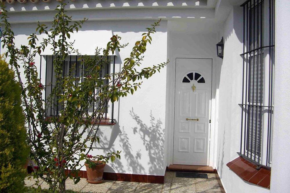 Beautiful two bedrooms holiday villa fully self contained with private swimming in Sancti Petri, Chiclana de la Frontera