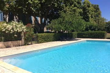 Location de vacances pour 4 personnes, avec jardin ainsi que piscine et terrasse à Graveson