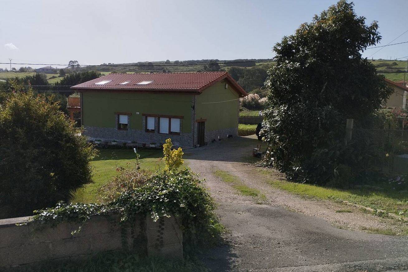Apartamento entero, Acogedor apartamento con jardín, Wi-Fi y lavadora. Cerca de atracciones. in Tagle, Suances