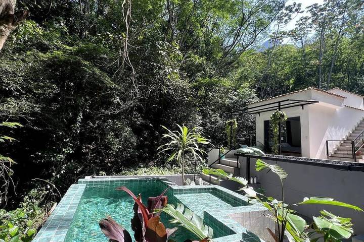 Casas e apartamentos de temporada para 2 pessoas, com vista e balcão e ainda piscina em Magé
