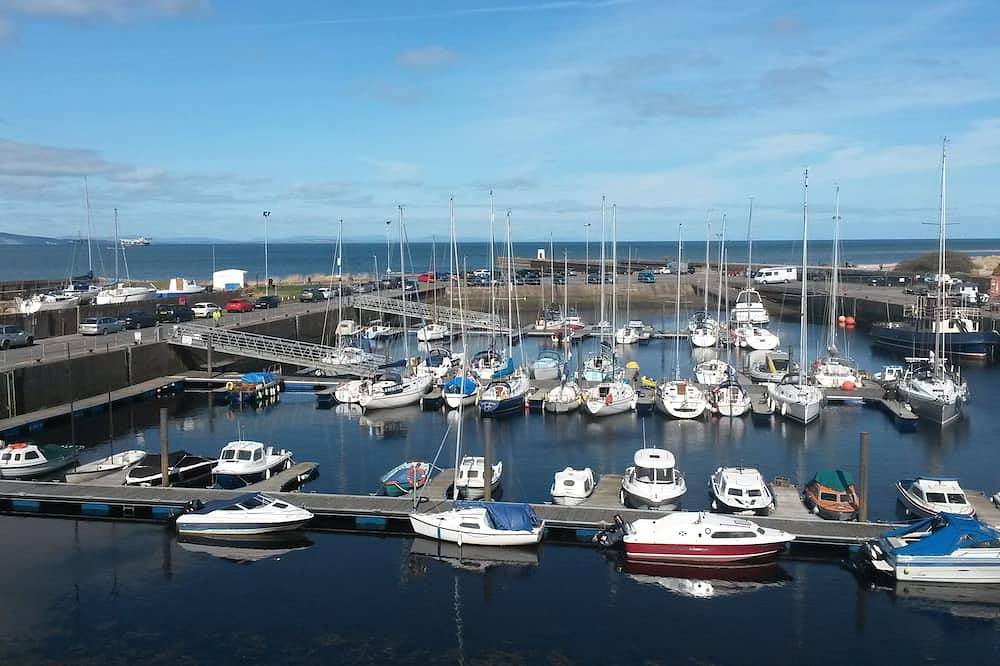 Entire apartment, Two-bedroom flat overlooking Nairn Harbour, close to facilities in Nairn, Highlands