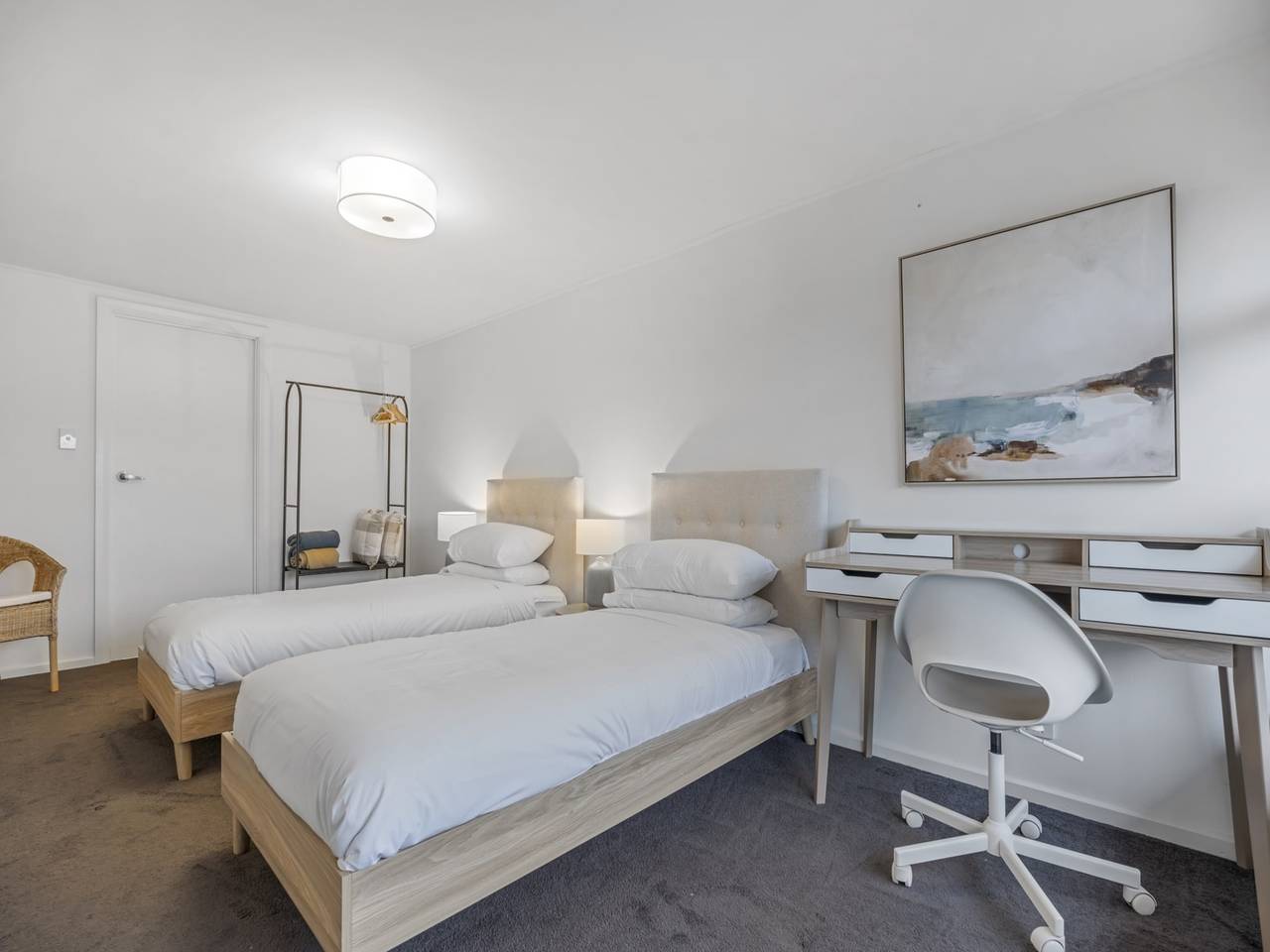 Entire apartment, 3-Bed Campbelltown Stay with Private Balcony in Adelaide, South Australia