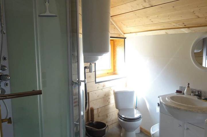 Entire apartment, T3 attic with private garden, air-conditioned Tennis court, Ev terminal in a 2-hectare park. in Embrun, Écrins National Park