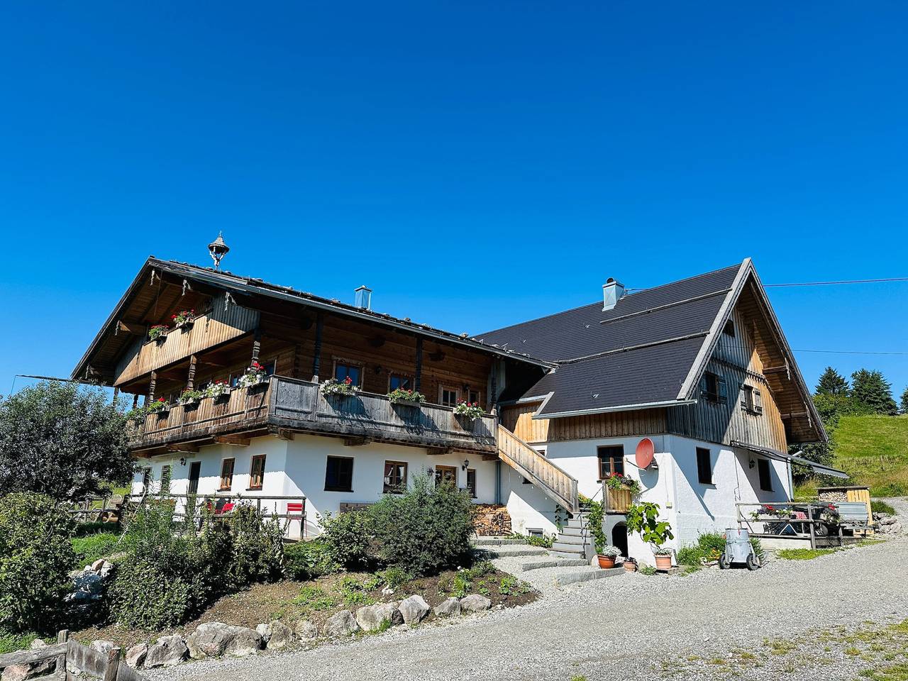 Apartamento vacacional entero, Apartamento de vacaciones para 6 personas con jardín in Bernbeuren, Romantische Straße