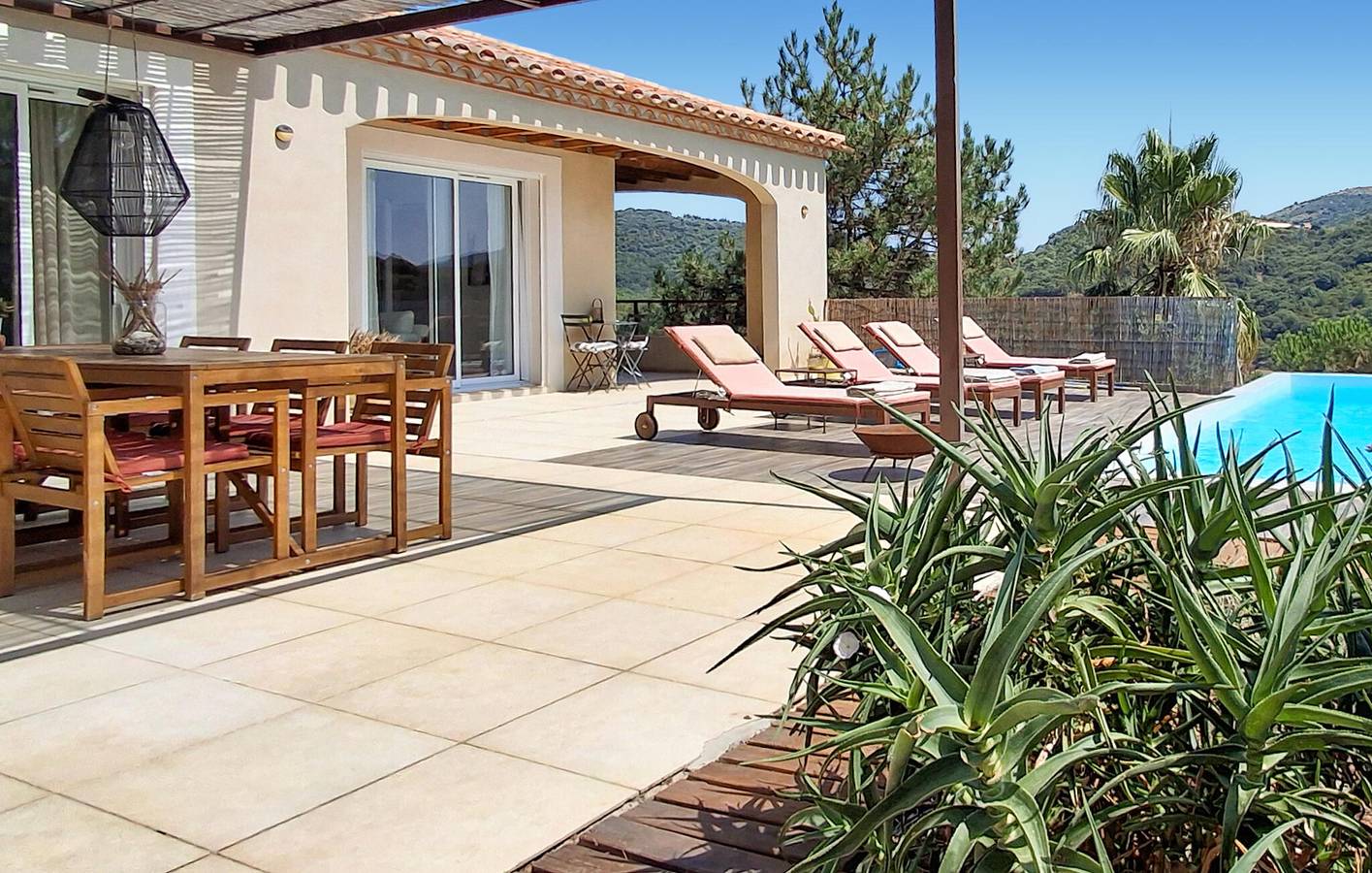 Apt de 136m2 avec parking, piscine et jardin - 300m de Saint-Nazaire in Saint-Nazaire-de-Ladarez, Région de Béziers