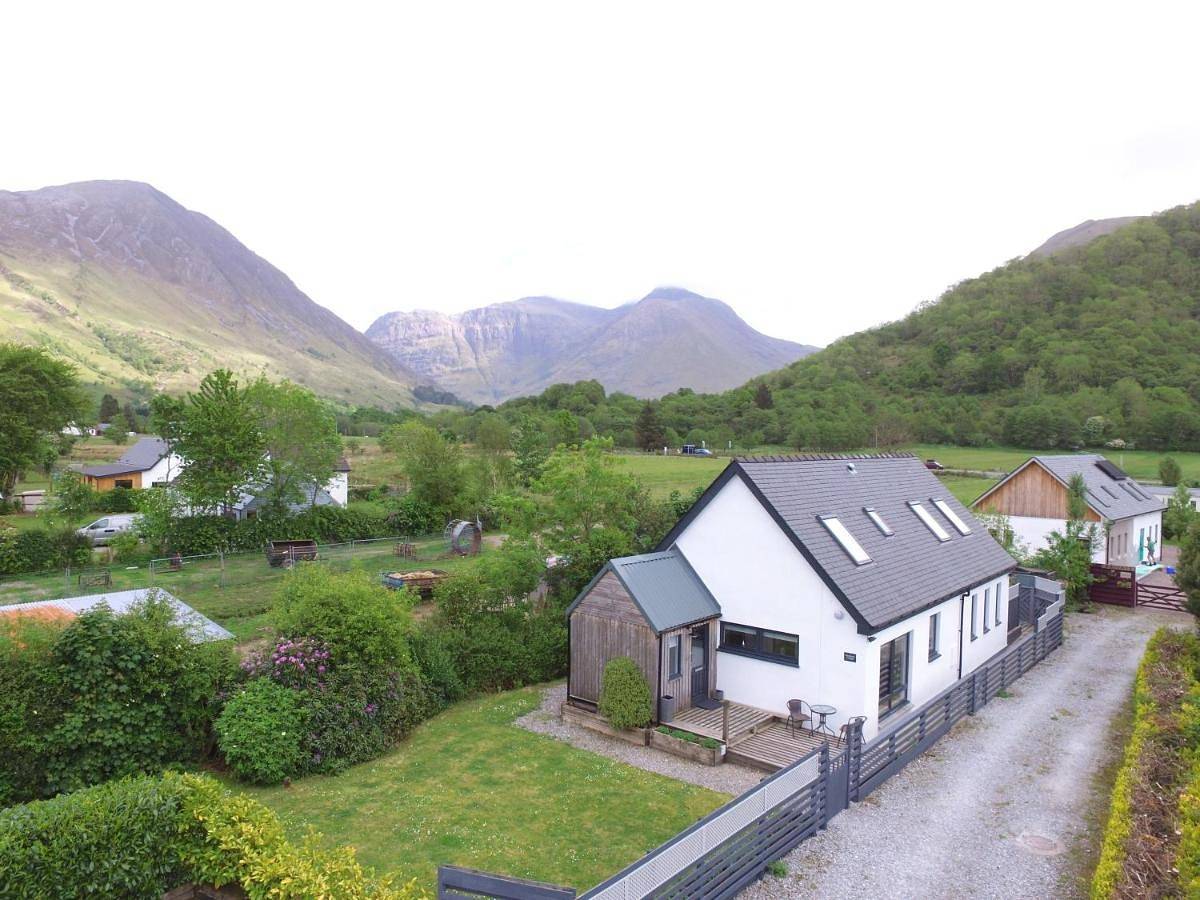 Hawthorn Cottage in Glencoe, Loch Linnhe