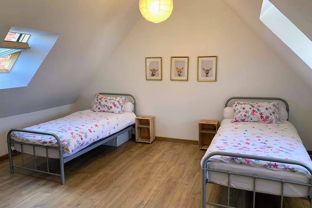 Pretty townhouse in the heart of the village in Rouffignac-Saint-Cernin-de-Reilhac, Périgord Noir