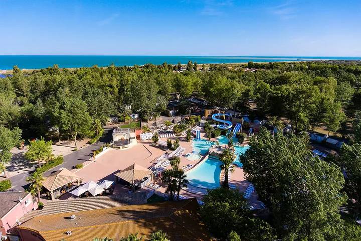 Camping pour 5 personnes, avec terrasse dans Plages des Cabanes de Fleury