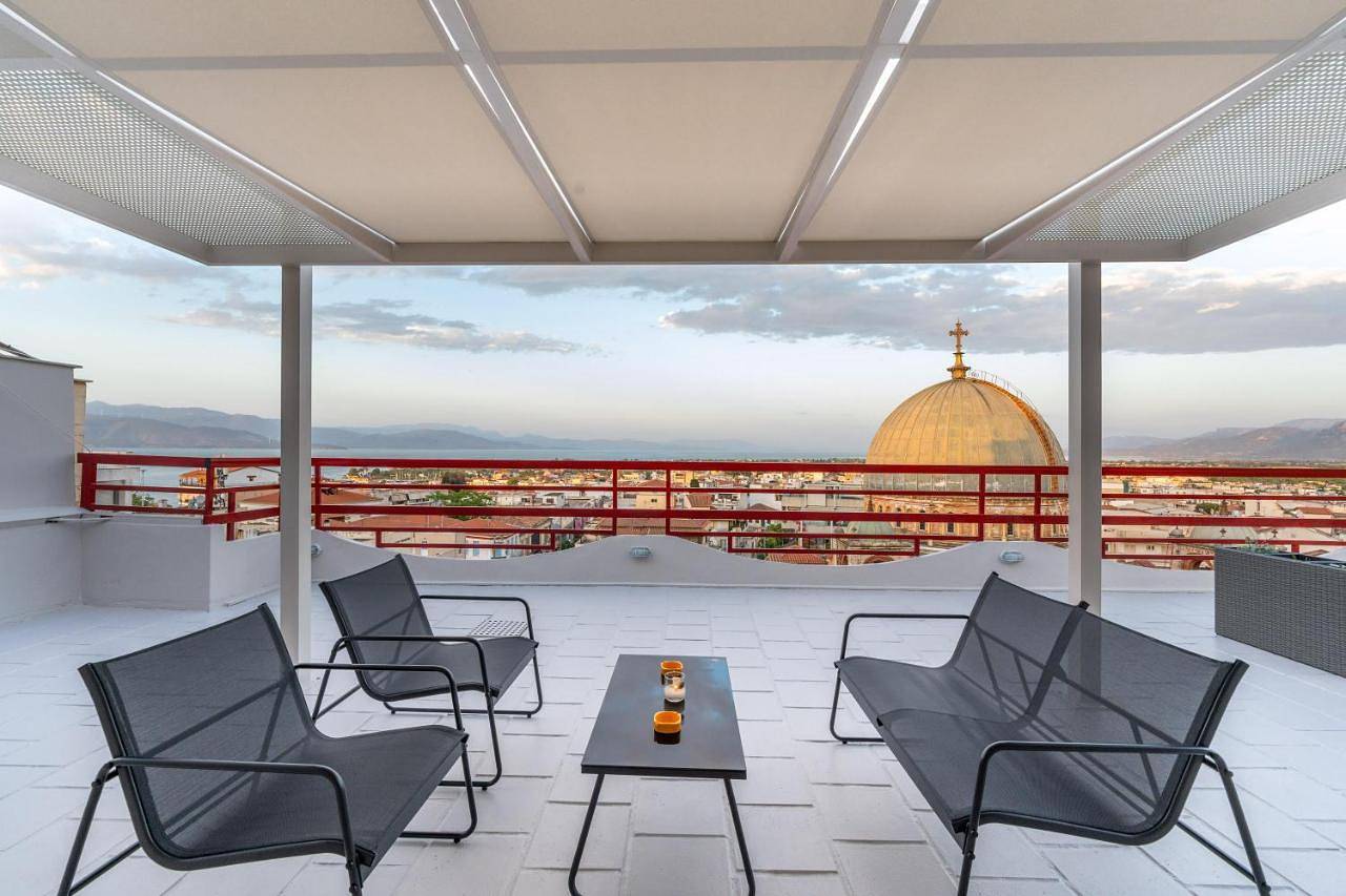 Appartement entier, John's city center roof studio flat -panorama view in Aigio, Achaïe