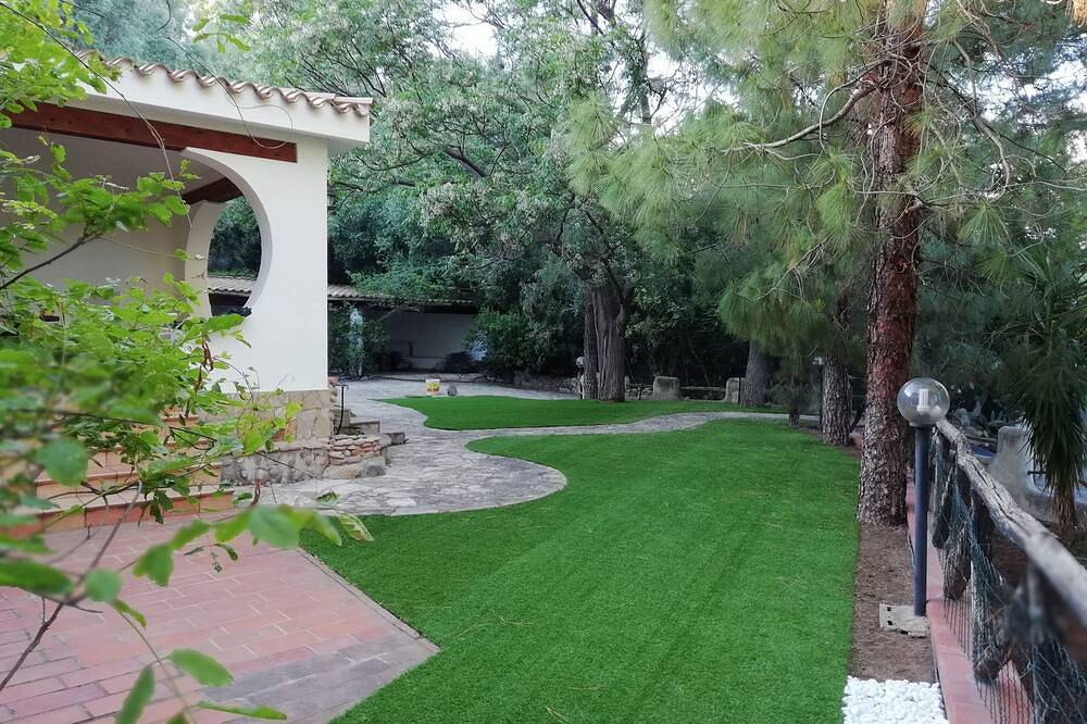 Villa independiente con jardín exclusivo. in Solanas, Comune di Sìnnia