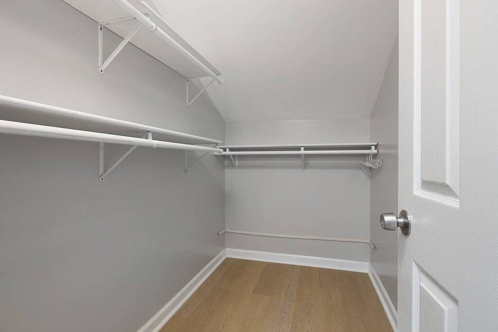 Ganze Wohnung, Prime Location! 2Br, King Bed w/ Laundry in Macomb County