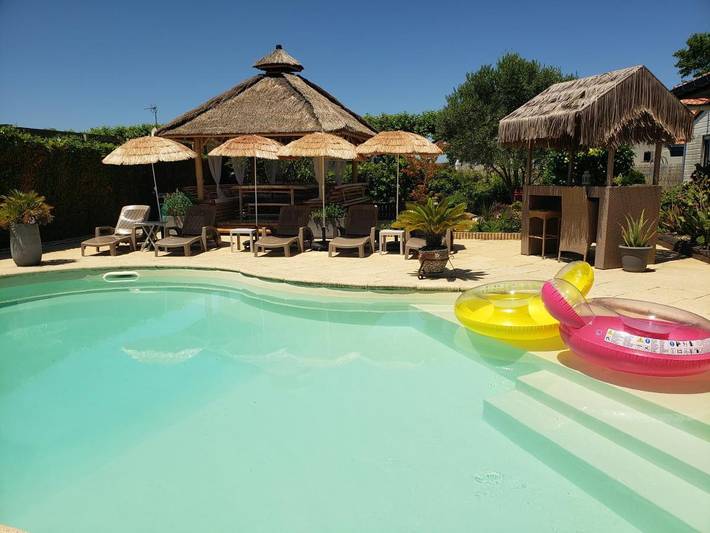 Chalet pour 4 personnes, avec jacuzzi et bassin pour enfant ainsi que jardin et piscine