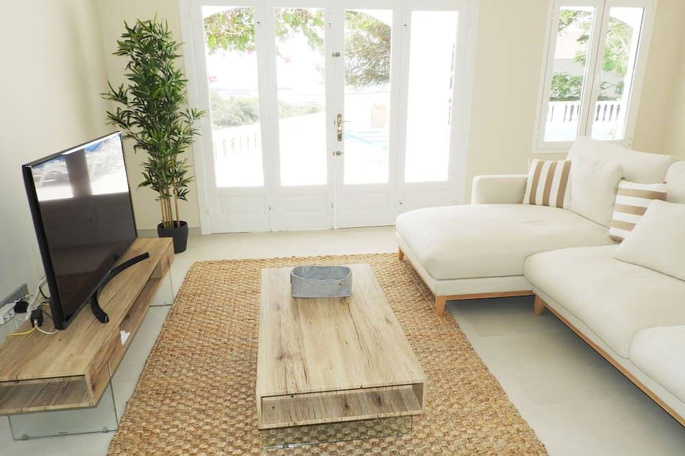 Villa with sea views, 4 bedrooms, free Wifi in Binisafua, Sant Lluís