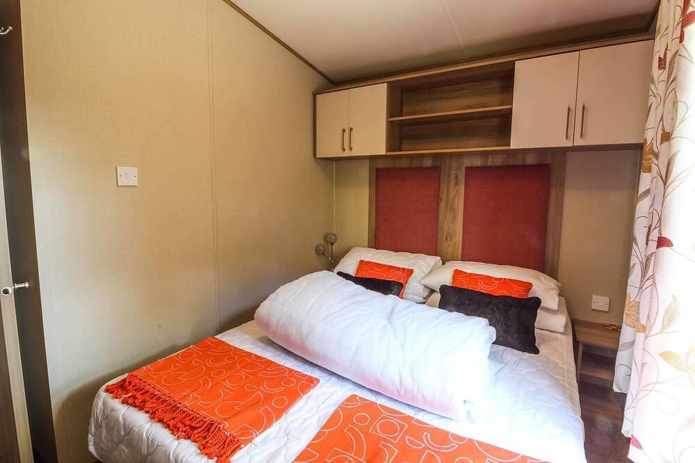 Brilliant 8 berth caravan near Walton-on-the-Naze in Essex, in Frinton and Walton, Essex