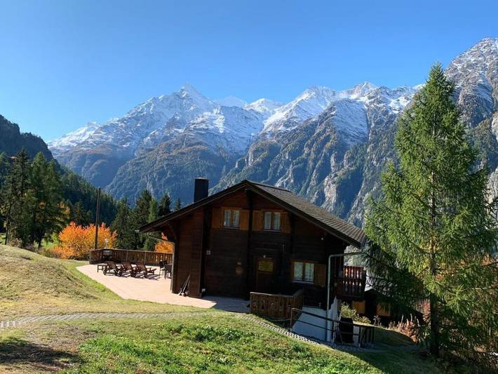 Ferienwohnung für 6 Personen, mit Balkon und Terrasse sowie Garten und Ausblick in St. Niklaus
