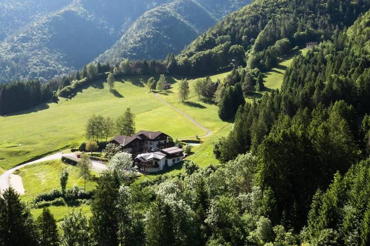 Ferienwohnung für 5 Personen, mit Ausblick und Pool sowie Garten
