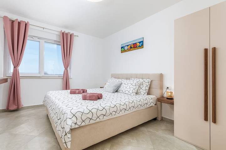 Brandneue Villa mit 6 Schlafzimmern, nur 1500m vom Strand, Dorf Valbandon in Valbandon, Südküste Istrien