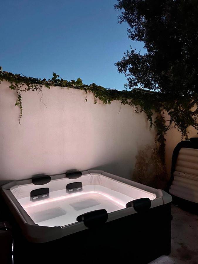 Location de vacances pour 6 personnes, avec balcon et jacuzzi à Milhaud - 4
