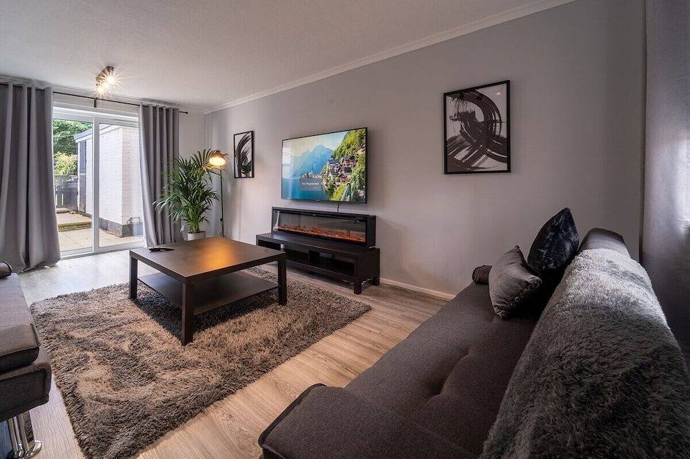 Spacious 3 Bed House, 5mins to Hs2/ Nec/Airport. in Solihull, Birmingham Area