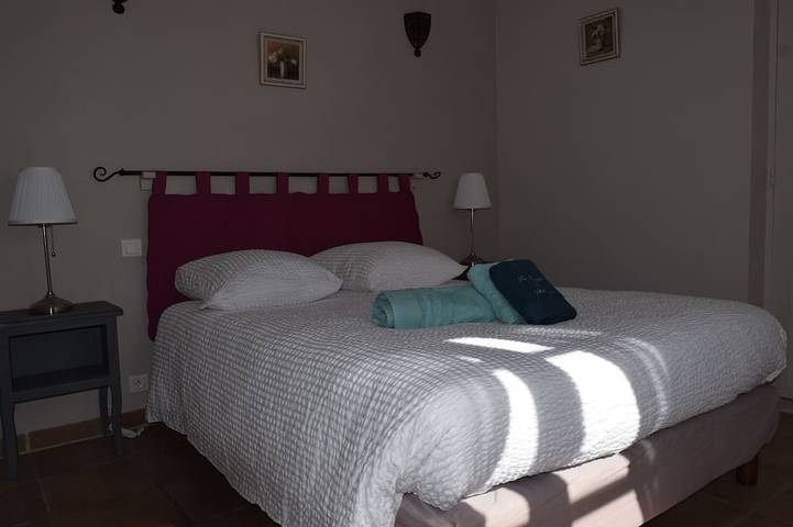 Gîte pour 4 personnes, avec terrasse ainsi que jardin et piscine à Caumont-sur-Durance - 4