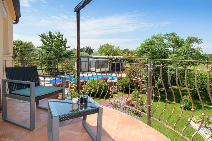 Ferienwohnung für 3 Personen, mit Pool und Balkon/Terrasse in Nova Vas