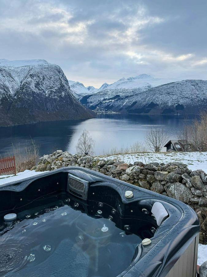 Panoramic Cabin With Fjord Views In Valldal in Linge, Norddal