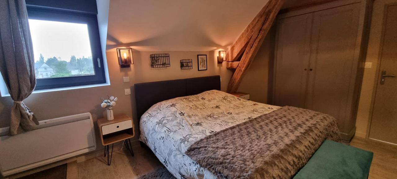 Double Room with Private Bathroom in Dammarie, Région de Chartres