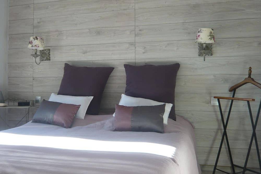 Mas with pool in the Alpilles / Plan yourself: Video by Drone in Maussane-les-Alpilles, Arles region