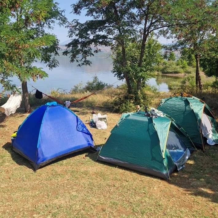 Camping für 2 Personen, mit Garten und Seeblick sowie Ausblick in Albanien
