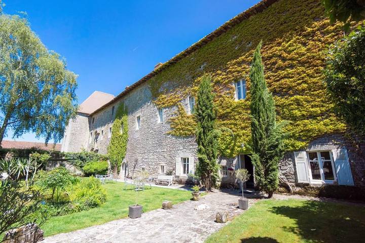 Maison d’hôte pour 2 personnes, avec vue et piscine ainsi que sauna et jardin