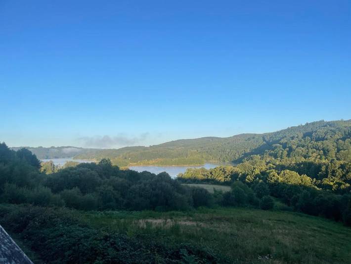 Gîte pour 8 personnes, avec vue ainsi que vue sur le lac et balcon dans Lac de la Raviège - 2