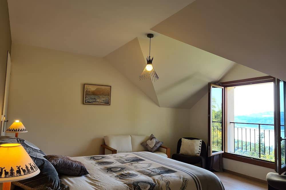 4-star gîte, 10 people, with Spa, 2 minutes from the lake. Lake view. in Aiguebelette-le-Lac, Chambéry region