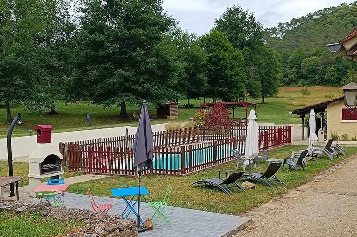 Location de vacances pour 2 personnes, avec piscine et jardin à Milhac