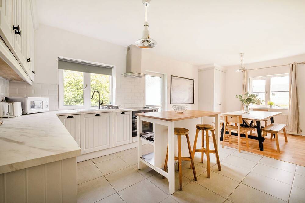 Station Road House (1.3km to Lahinch Beach), Station Road House in Ennistimon, County Clare