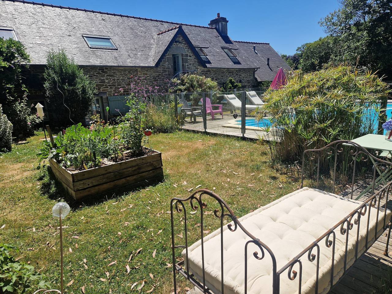 Chambre d'hôtes 'Chambre Magnolia' avec piscine partagée, terrasse partagée et Wi-Fi in Arzano, Région de Quimper