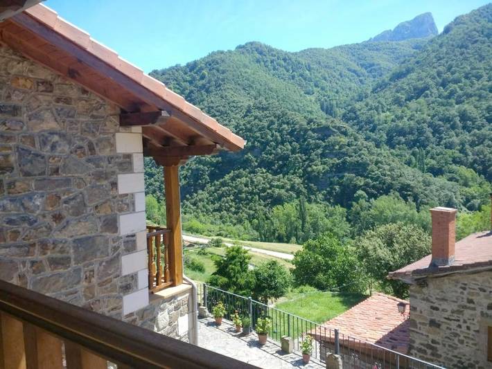 Casa rural para 8 personas, con Balcón y Terraza además de Jacuzzi y Jardín en Liébana - 4