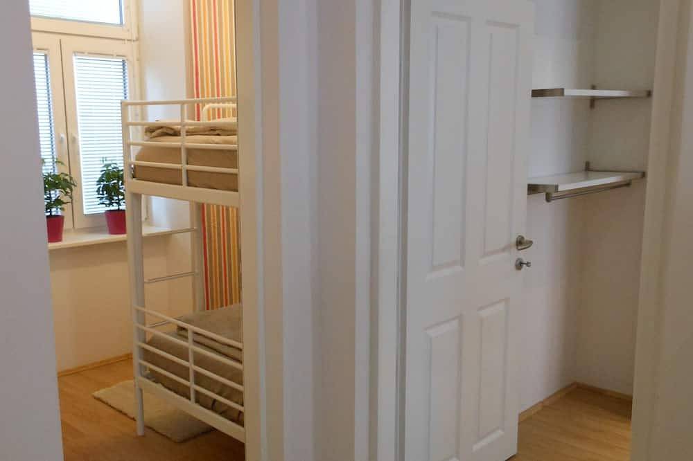Entire apartment, 2bedroom Family Home, Air-Conditioning, Cable Tv, Wifi, Metro in Vienna, Donau Niederösterreich