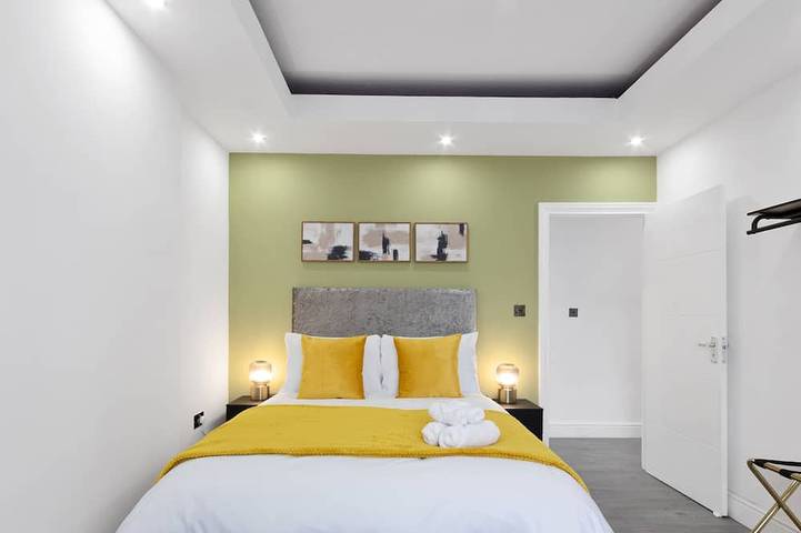 Comfy 4 Bedroom house, Ideal for Workers and Families, Free Parking in Croydon, London