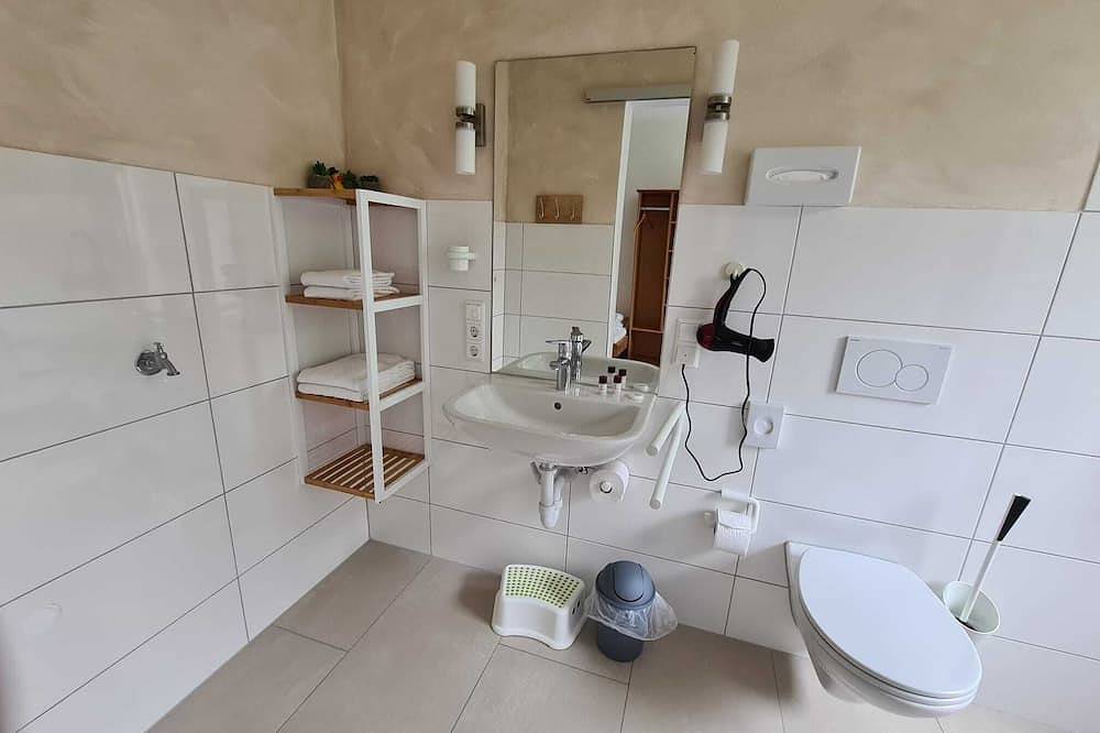 Ganze Wohnung, Gemütliche Ferienwohnung im Familienparadies mit schöner Terrasse in Deggenhausertal, Bodenseekreis