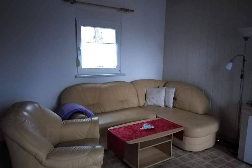 Ganze Wohnung, Die Wohnung verfügt über ca. 40 qm Wohnfläche.Die Fewo ist eingerichtet mit einer Küche, sowie Essgelegenheit (für 4 Personen) und einer Schlafcouch und Tv. in Gräfenhainichen, Dessau-Wörlitzer Gartenreich