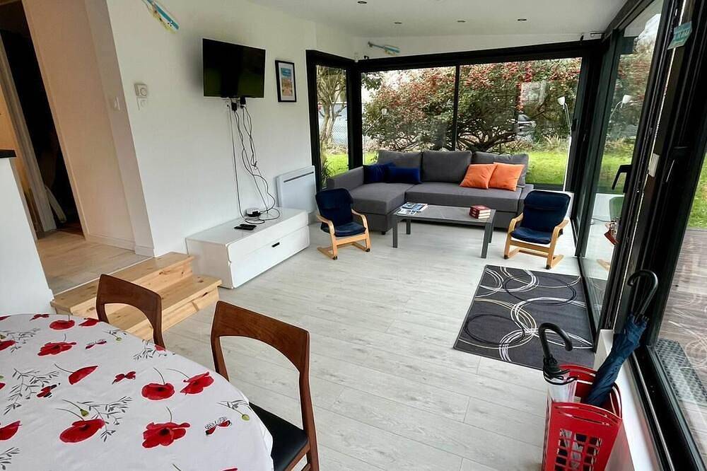 Poppy Seaside, private garden 200m from the sea in Ver-sur-Mer, Côte de Nacre