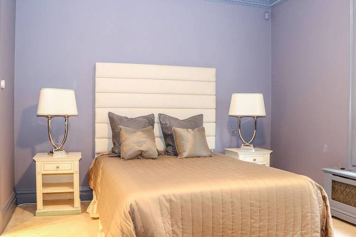Gleneagles, family friendly, luxury holiday cottage in Sunningdale in Sunningdale, Berkshire