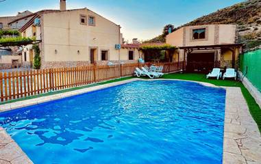Casa rural para 10 personas, con terraza además de vistas y piscina, Se admiten mascotas en Letur