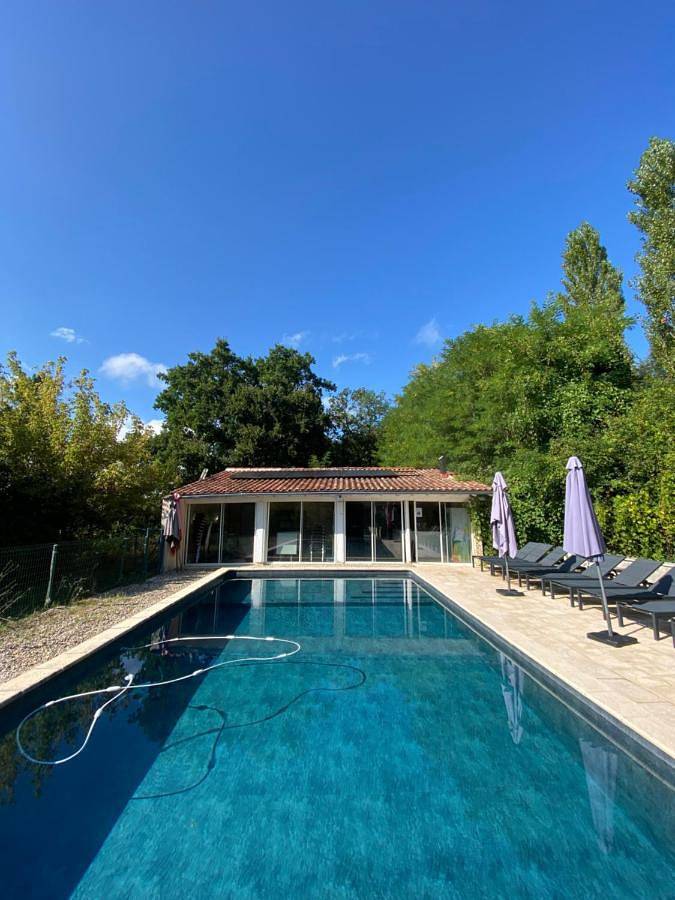 Gîte pour 4 personnes, avec Terrasse et Jardin ainsi que Piscine et Vue sur le lac à Madaillan