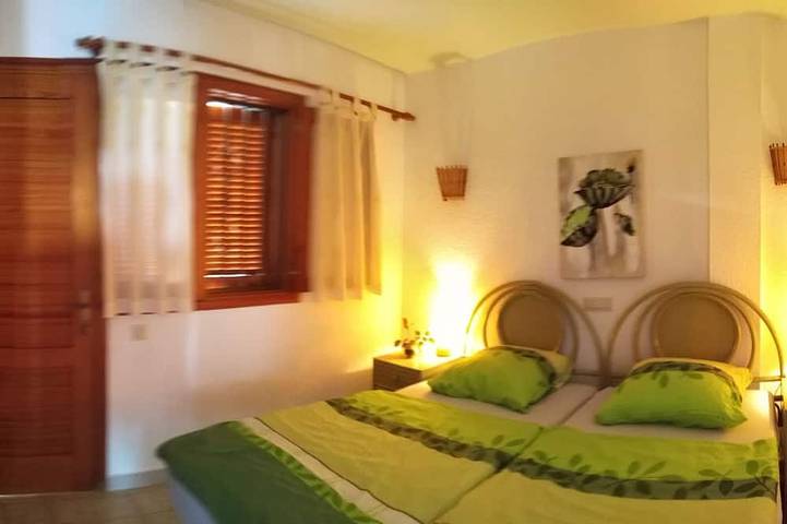 Appartement entier, Apartment with sun terrace and panoramic sea view, 5 min. from harbor + beach in Playa de los Guíos, Santiago del Teide
