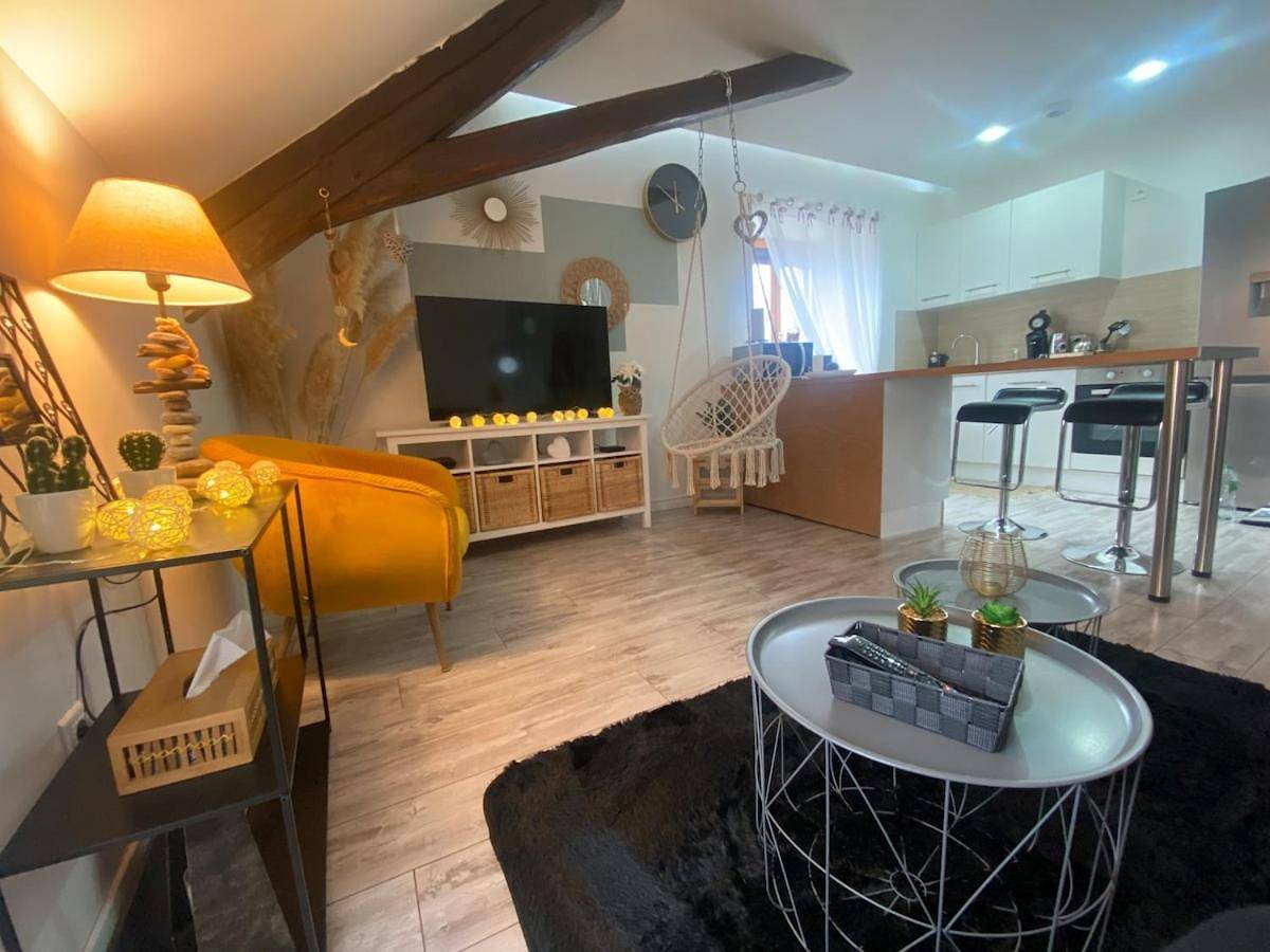 Appartement entier, One-Bedroom Apartment in Delle, Massif du Jura