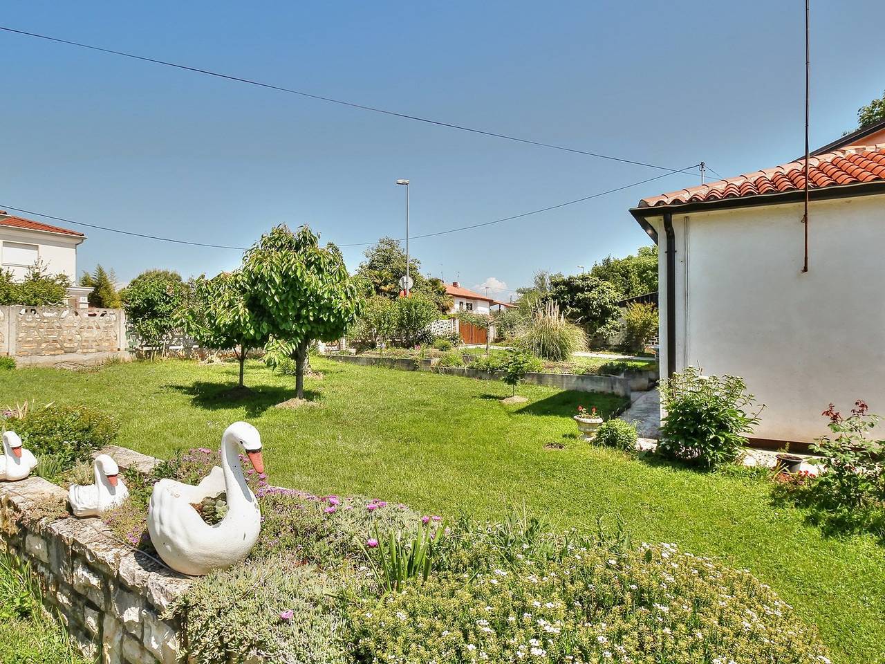 Ganze Wohnung, Charmantes Apartment nur 200 Meter zum Strand mit Meerblick und Grill in Zambratija, Umag und Umgebung