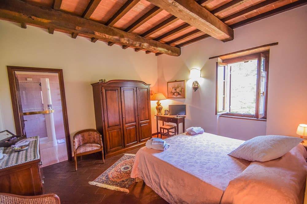 Detached manor with private pool, bikes 7km from Amelia, quiet area. in Terni Province